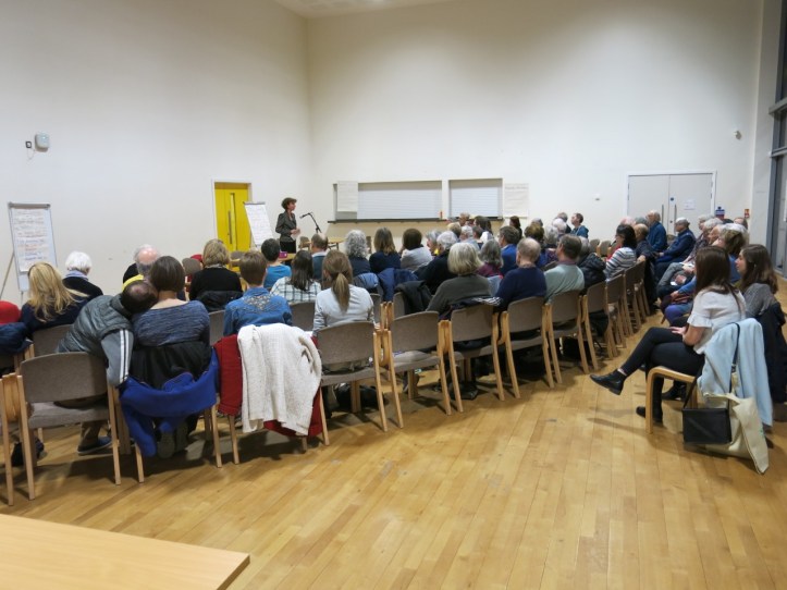 Anneliese Dodds speaks to residents